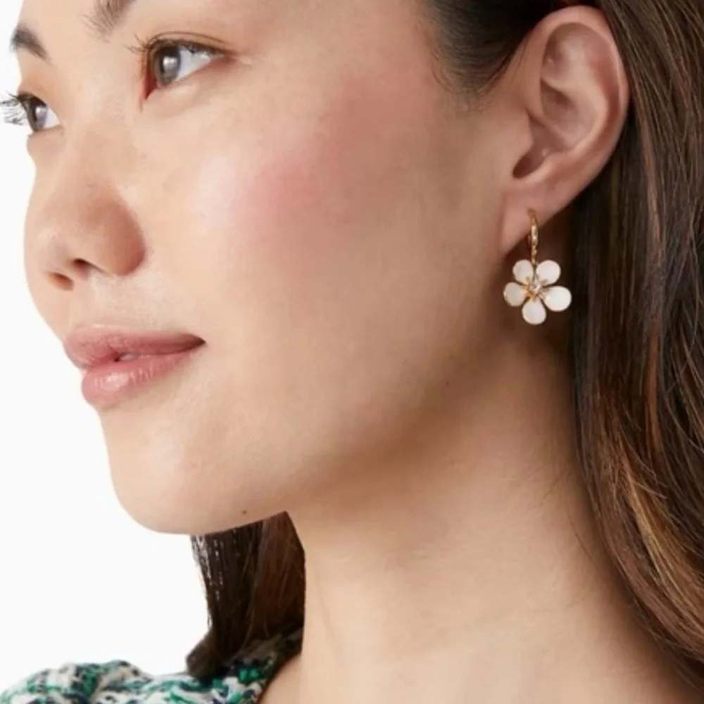 Kate Spade Spring Scene Flower Huggies Earrings - New - Picture 3 of 3